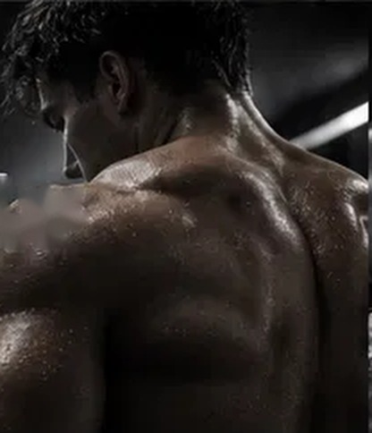 Atleta de espaldas, con la piel brillante por el esfuerzo del entrenamiento