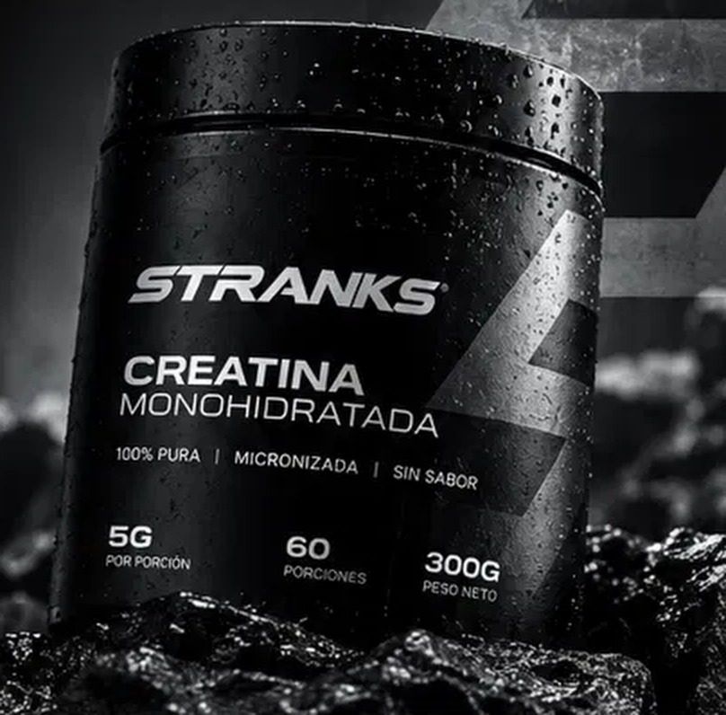 Pote de STRANKS Creatina Monohidratada de 300 g sobre rocas oscuras